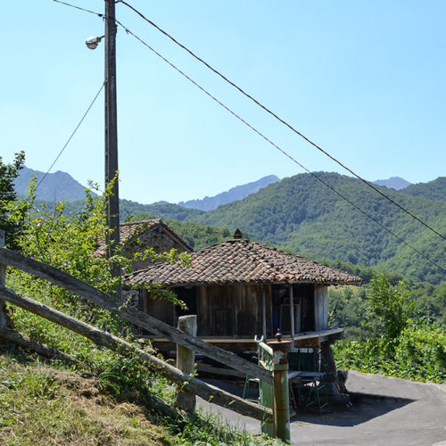 La Infiesta, Caso, Asturias. Vida 100% independiente junto a la Ruta de los Arrudos